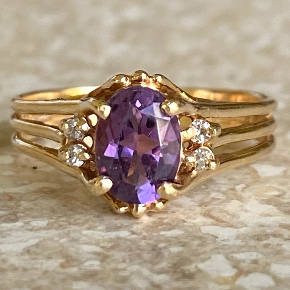 14k Solid Gold Amethyst and Diamond Ring 2.4 Grams